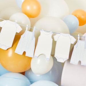 Solo diga Awwww a esta hermosa guirnalda de banderines de línea de lavado de tarjeta de ropa de bebé azul y blanca para una fiesta de bebé o decoración de guardería