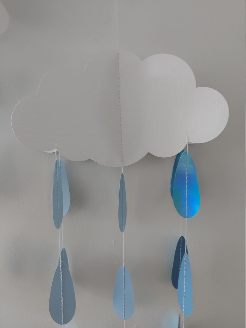 2 grands mobiles nuages avec des gouttes de pluie bleues qui tombent, jolie décoration suspendue pour baby shower pour garçon, révélation du genre, fête ou baptême image 2