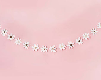 2.5 meter daisy banner garland white daisies with gold foil middle. Great for an easter party, birthday party, mothers day