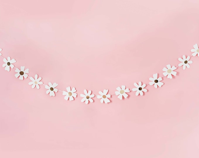 2.5 meter daisy banner garland white daisies with gold foil middle. Great for an easter party, birthday party, mothers day