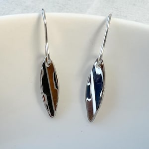 Petites boucles d&#39;oreilles pendantes Mokume Gane en plumes