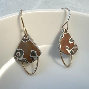 Boucles d&#39;oreilles pendantes Mokume Gane et or