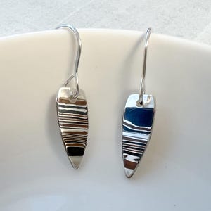 Boucles d&#39;oreilles pendantes pétale Mokume Gane