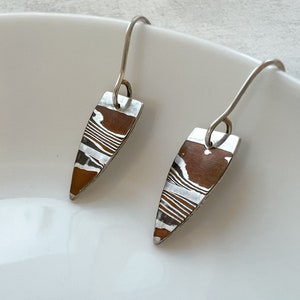 Boucles d&#39;oreilles pendantes pétale Mokume Gane