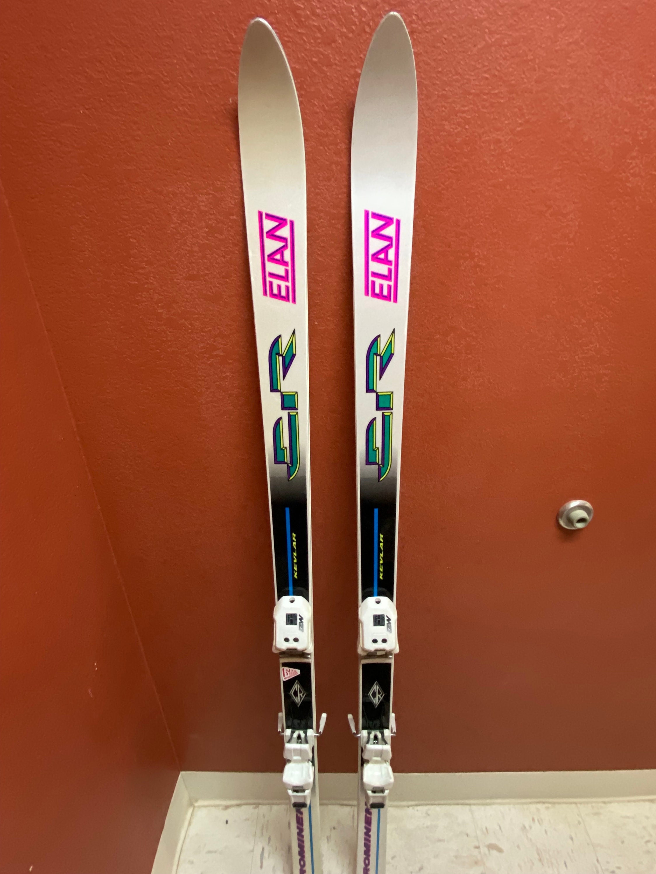 Elan Kevlar Antique Refurbished Ski Wall Art Set, Decoration Skis