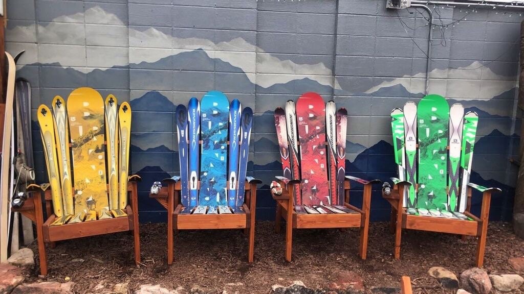 雪のchair Set of (2) -original Adirondack Ski Chairs With Snowy