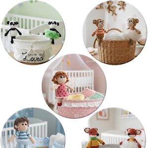 Puede incluir: Imagen que muestra muñecos de ganchillo para pinzas de ropa. Los muñecos incluyen un panda, un mono, una niña, un niño y un zorro, cerca de cestas decorativas. El texto "NO. 16 TO 20 CLOTHES PEGS TO CROCHET" es visible. Las cestas están en un entorno de guardería.