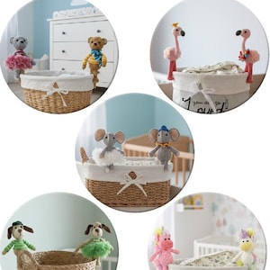 Puede incluir: Una colección de pinzas de ropa de ganchillo, cada una con un diseño de animal diferente, exhibidas en cestas tejidas. La imagen incluye el texto "NO. 1 TO 5 CLOTHES PEGS TO CROCHET" y "FROM HAAKPRET - FOR YOU Anja Toonen". Las cestas tienen un forro blanco y están decoradas con lazos.