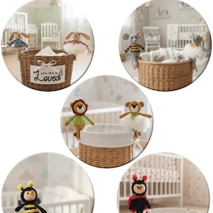 Puede incluir: Imagen que presenta pinzas de ropa de ganchillo con forma de animales, como un conejo, un ratón, un león, un oso, una abeja y una mariquita. Las pinzas se muestran en cestas y recipientes. El texto dice "NO. 11 TO 15 CLOTHES PEGS TO CROCHET".