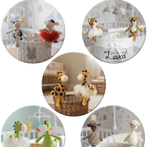 Puede incluir: Pinzas de ropa de animales de ganchillo, incluyendo una vaca, un tigre, una jirafa, un dinosaurio y una oveja. Las pinzas se muestran en cestas y recipientes, con el texto "No. 6 to 10 Clothes Pegs to Crochet" en la parte superior.