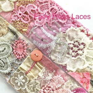 Rotolo di frammenti di tessuto cucito a mano: pieghe di pizzo rosa, oro e argento - 30"