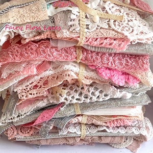 Paquete misterioso: más de 30 piezas de tela con encaje, adornos para diarios basura, costura lenta, regalo de Navidad - Rosa, blanco y plateado (shabby chic/rosa Navidad)