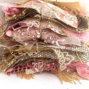 Lacci e rifiniture in tessuto Oro rosa e colori neutri Pacchetto misterioso 30+ pezzi di diario spazzatura cucito lentamente Regalo di Natale (shabby chic / Natale rosa)