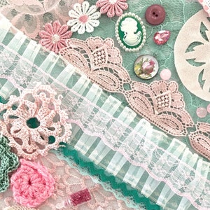 Kit di cucito lento, arte tessile, kit di cucito consapevole, arte in fibra, assortimento di passamanerie, pizzi, trapuntatura, rosa, turchese, pastelli, shabby chic