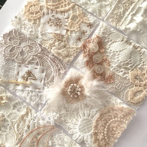 Un set di 8 etichette in tessuto e pizzo cucite a mano, neutri, shabby chic, collage di cucito lento, diario di spazzatura, pizzi fatti a mano, finiture, arte in tessuto
