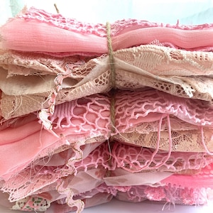 SOLO ROSA - Más de 30 piezas Paquete misterioso Suministros para diario basura Surtido de adornos de encaje Kit de costura lenta Arte textil de costura Collage de técnica mixta
