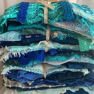 Confezione misteriosa blu e turchese da 30 pezzi, assortimento di pizzi, passamanerie, tessuti, collage, kit di ispirazione fai da te, cucito lento, tecniche miste