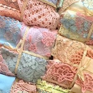 Pastels Mystery Bundle, kit con assortimento di 30+ pezzi di pizzi e passamanerie, diario vintage, cucito lento, collage, quilting - Primavera shabby chic