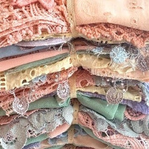 Spring Mystery Bundle Kit van 30+ stuks assortiment van veters en versieringen vintage junk journal slow stitching collagequilten - pastelkleuren / shabby chic