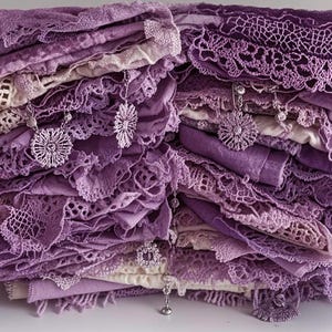 Pacchetto di oltre 30 pizzi e decorazioni in tessuto a sorpresa - confezione a sorpresa per cucito lento, arte tessile, quilting, viola, lilla, lavanda
