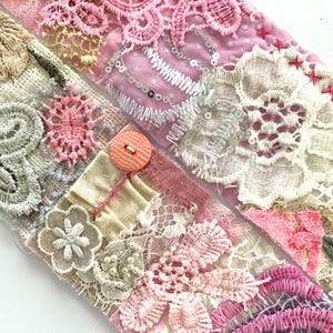 Precioso rollo de retazos de tela de 30" cosido a mano, encaje, costura lenta y consciente, diario basura, pliegues, encajes, adornos, arte textil shabby chic, rosa, oro y plata.