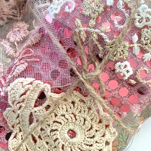 Gold rosa & neutrale Mystery Bundle 30+ Stück Kit Stoff Spitzenborte Junk Journal langsamen stitching Weihnachtsgeschenk - (shabby chic, pink christmas)
