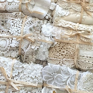 Assortimento di pizzi, finiture e motivi in busta regalo, 30+ pezzi, confezione misteriosa neutra, pizzo antico vintage, cucitura lenta, collage di tecniche miste, shabby chic