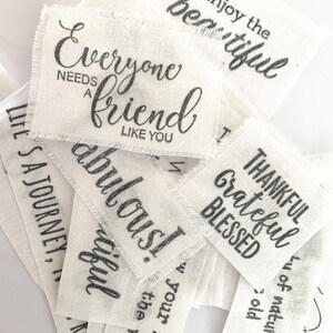 Más de 20 piezas de motivos de algodón estampados a mano, collage de técnicas mixtas, costura lenta, costura consciente, citas inspiradoras y palabras