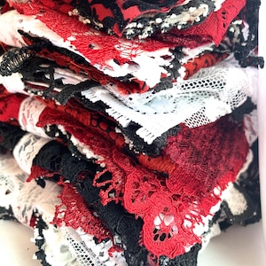 Paquete misterioso: kit de más de 30 piezas con adornos de encaje, diario basura, costura lenta, collage de técnica mixta, arte textil - Rojo, negro y blanco (gótico)