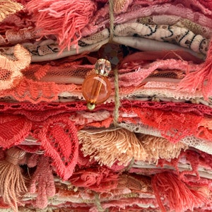 Kit Mystery Bundle da oltre 30 pezzi, assortimento di pizzi, passamanerie, diario vintage, cucito lento, quilting con tecniche miste - salmone, pesca, corallo, neutri