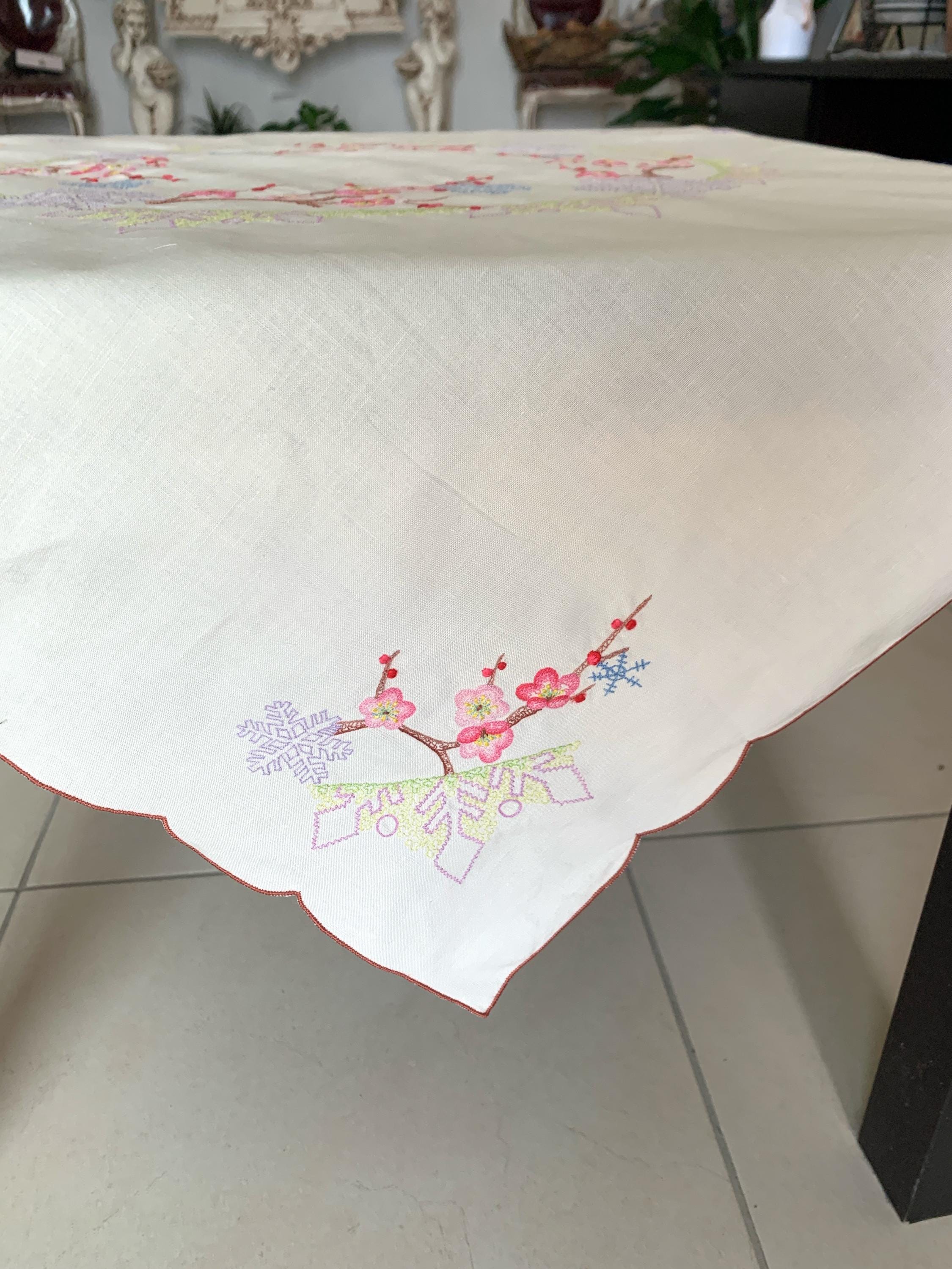 刺繍のテーブルクロスとナプキン：ヴィンテージの東洋風花柄装飾