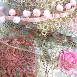 Paquete misterioso: más de 30 piezas, kit de adornos de encaje de tela, diario basura, costura lenta, regalo de Navidad (shabby chic / Navidad rosa), dorado, rosa y crema