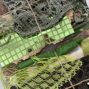 Kit Mistério Forest Botanical com mais de 30 peças, cadarços e enfeites, vintage, diário, colagem, costura lenta, técnica mista - Verdes, Marrons e Neutros