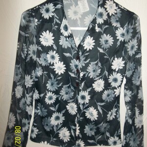 Girl&#39;s Junior Size M Black/White/Gray Flowered Top/Blouse/Shirt &quot;No Boundaries&quot;
