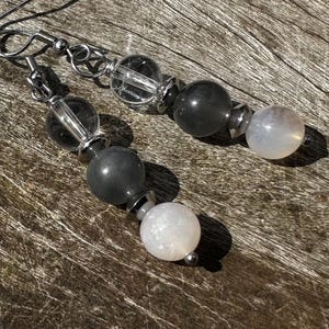 Puede incluir: Un juego de tres tazas de cerámica con un acabado moteado y mate. Cada taza presenta un color diferente: azul claro, crema y gris. Las tazas tienen un diseño simple y moderno con una forma redondeada y un asa cómoda.