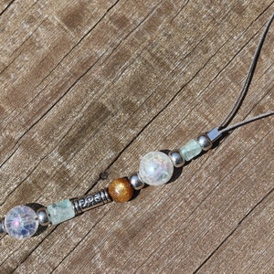 Amuletos Feng Shui, Salud, Unidad, Sinergia y Equilibrio Sección del Mapa Bagua ¡Amuleto con Piedras Curativas de Coral, Topacio Azul y Aurora Boreal!