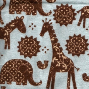 Blue Giraffe Elephant Animal Print Flannel Cotton Fabric Scrap Piece / prélavé / 13 pouces par 50 pouces