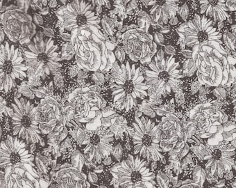 Op de afbeelding: Een zwart-witte bloemenprintstof met een herhalend patroon van rozen en madeliefjes.