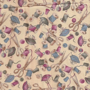 Könnte beinhalten: Beigefarbener Stoff mit einem sich wiederholenden Muster von Nähutensilien. Das Design umfasst Scheren, Garnrollen in Rosa, Blau und Grau, Fingerhüte und Nadelkissen. Knöpfe sind über das Design verstreut.