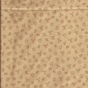 Könnte beinhalten: Beigefarbener Stoff mit einem sich wiederholenden Muster von Nähutensilien. Das Design umfasst Scheren, Garnrollen und Nadelkissen in einem dunkleren Beigeton. Der Stoff hat eine leicht zerknitterte Textur.