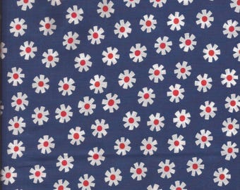 Remanente de tela de algodón con estampado floral azul margarita de los años 70 / Telas Peter Pan / Prelavada / 1 yarda y 24 pulgadas