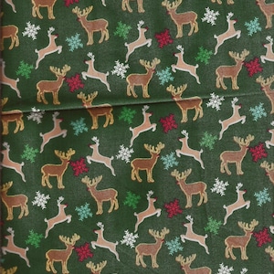 Tissu de coton imprimé cerf de Noël vert / Fils de connexion / 23 pouces