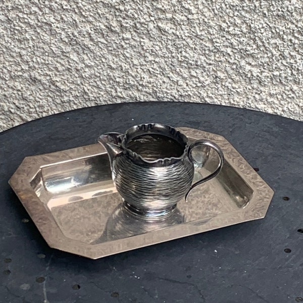Petit plat en metal argente, deux poinçons, et un pot a eau ou lait en metal martèle vintage
