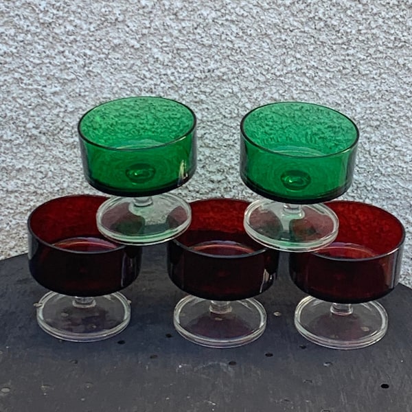 5 champagne glasses or glass verrines in red or green color and transparent base, vintage 1970, 3 red and two green