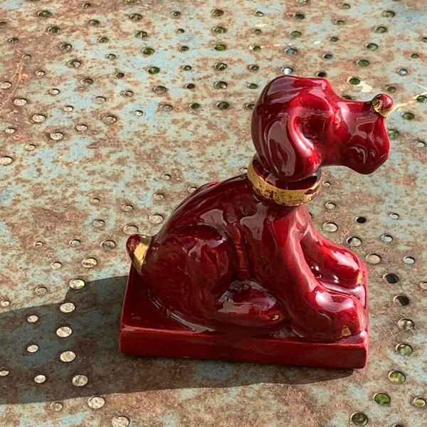 Chien signe CAB en barbotine céramique émaillée rouge bordeaux vintage, art deco