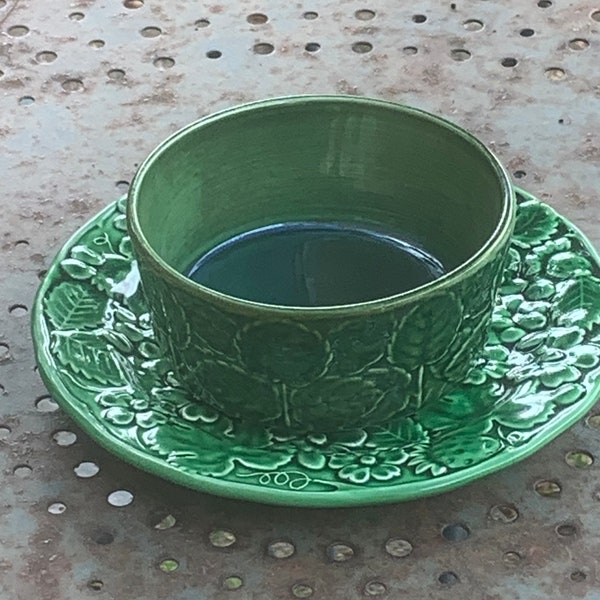 Slush jam maker in green enameled ceramic, composed of a small plate and bowl, leaves and flowers vintage 1950