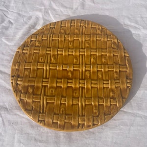 Tabla de quesos, plato para tartas en engobe, cerámica esmaltada con patrón trenzado, amarillo, firmada FPP VALLAURIS J-19, vintage