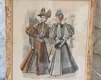 Modebord, &quot;El Salon de la Moda&quot; Barcelona. Ingelijst in een gepatineerde houten lijst. Antiek. Nummer 312.