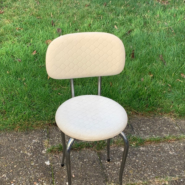 Petite chaise pour salle de bain ou enfant, pieds chromés et galbés vintage.  Revêtement en plastique blanc, motif nid d abeille en relief