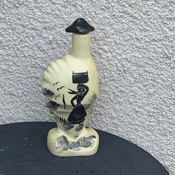 Flacon, bouteille Corse a liqueur en ceramique emaillée ,decor peint a la main, bouchon chapeau bicorne de napoleon noire et jaune, 1950